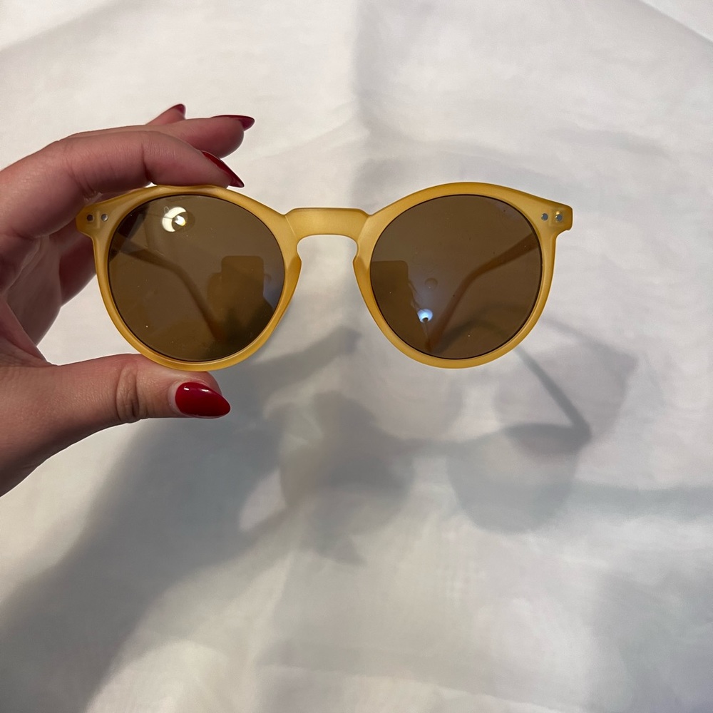 Yellow sunglasses with brown lense